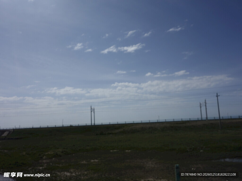 草原风光与远处输电塔