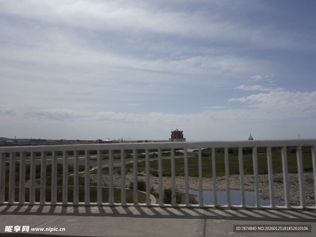 桥上远眺的城市风景