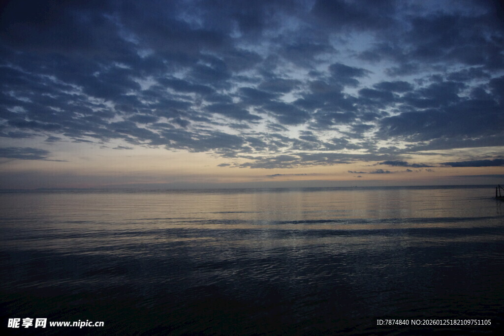 海边暮色下的宁静天空
