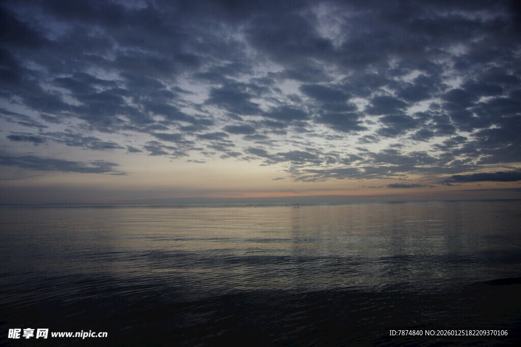 海边黄昏时分的壮丽天空