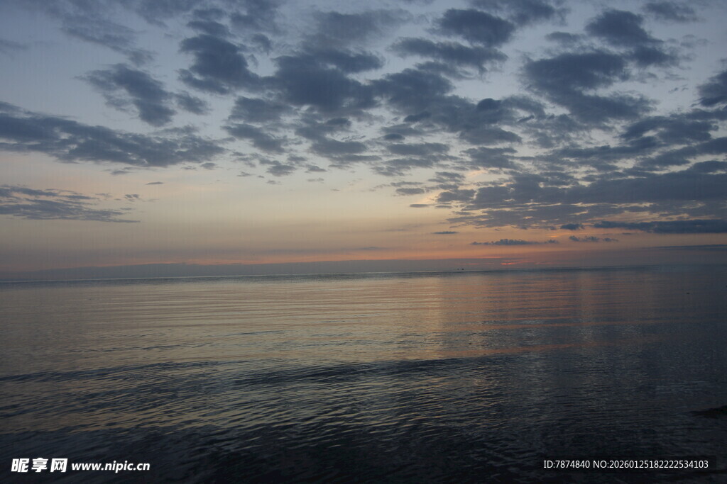 海上日落时分的美丽景象