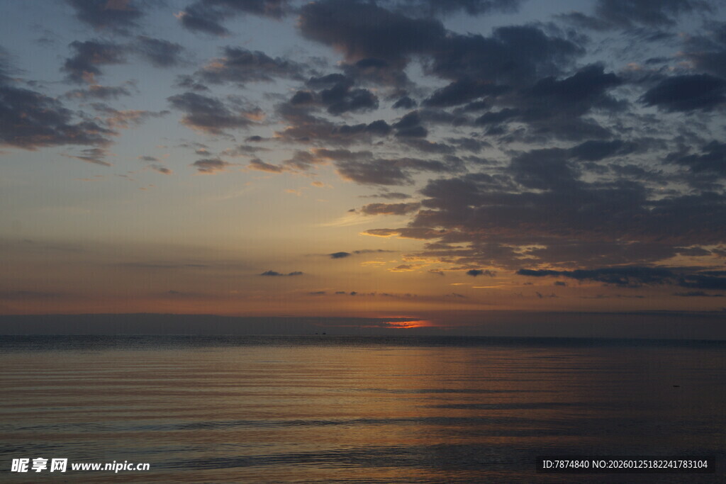 海上日落时分的壮丽景象