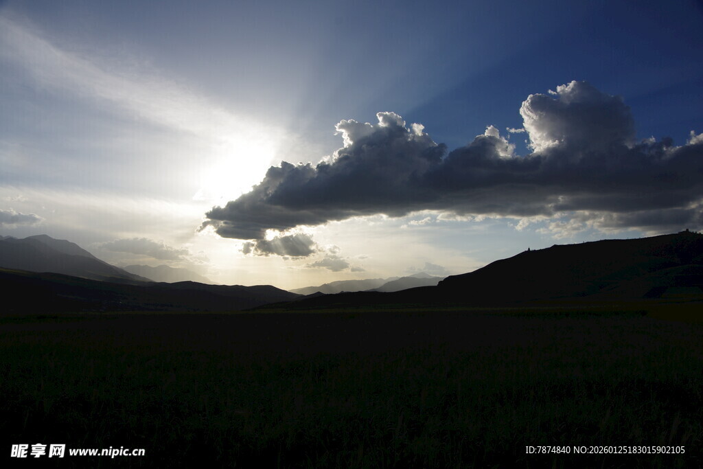 草原上的壮丽日出景象