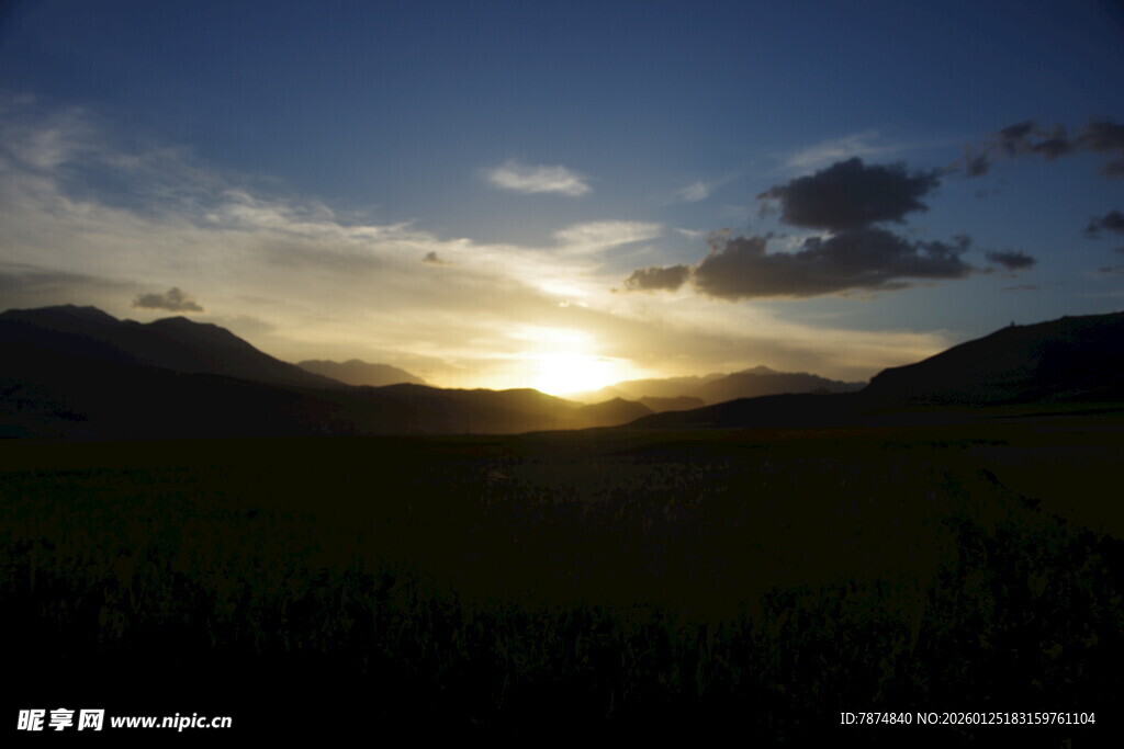日落时分的草原与远山景色