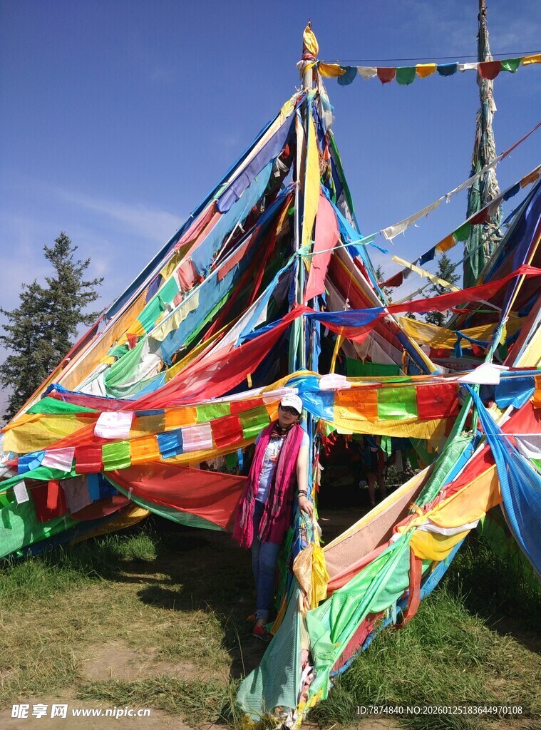 多彩经幡装点草原风光
