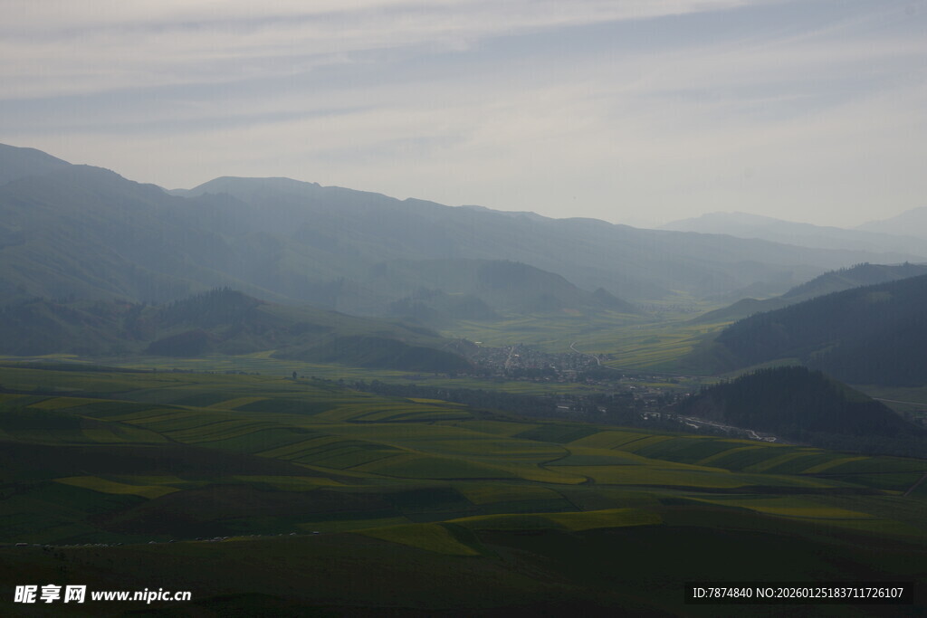 山间绿野 朦胧美景
