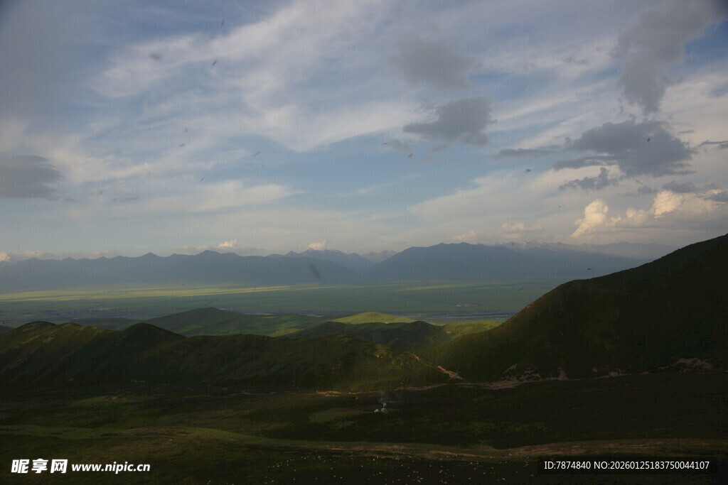 山间美景 云下绿野风光