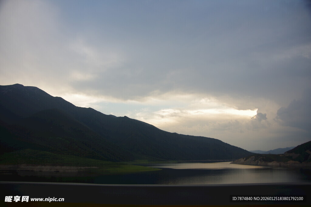 山间云雾湖泊景色