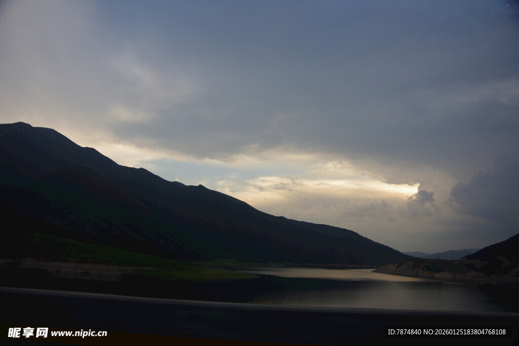 山间湖滨暮色美景