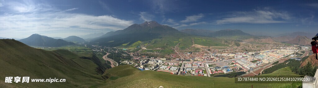 俯瞰山间城镇美景