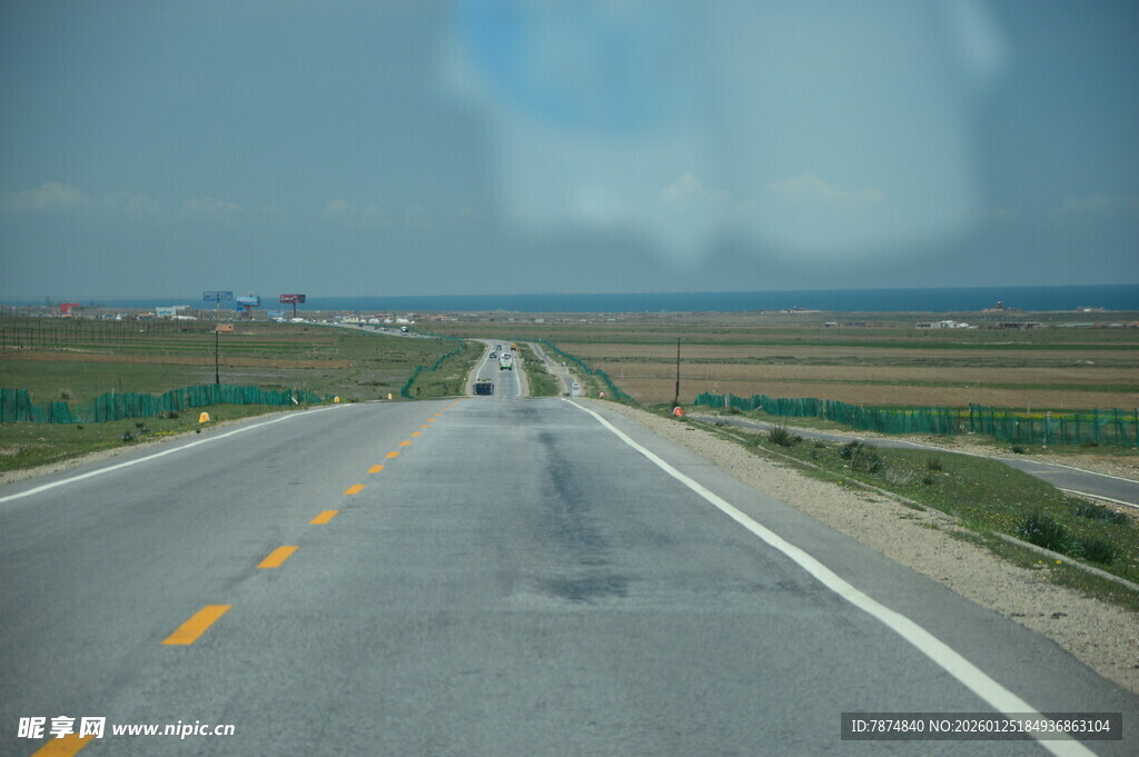 宽阔公路延伸向远方