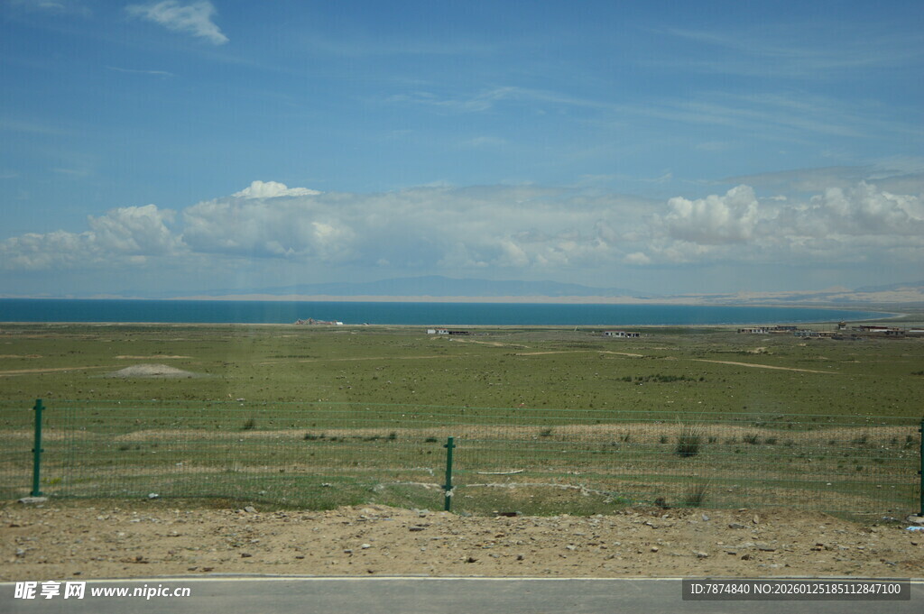 草原远景 蓝天白云绿地
