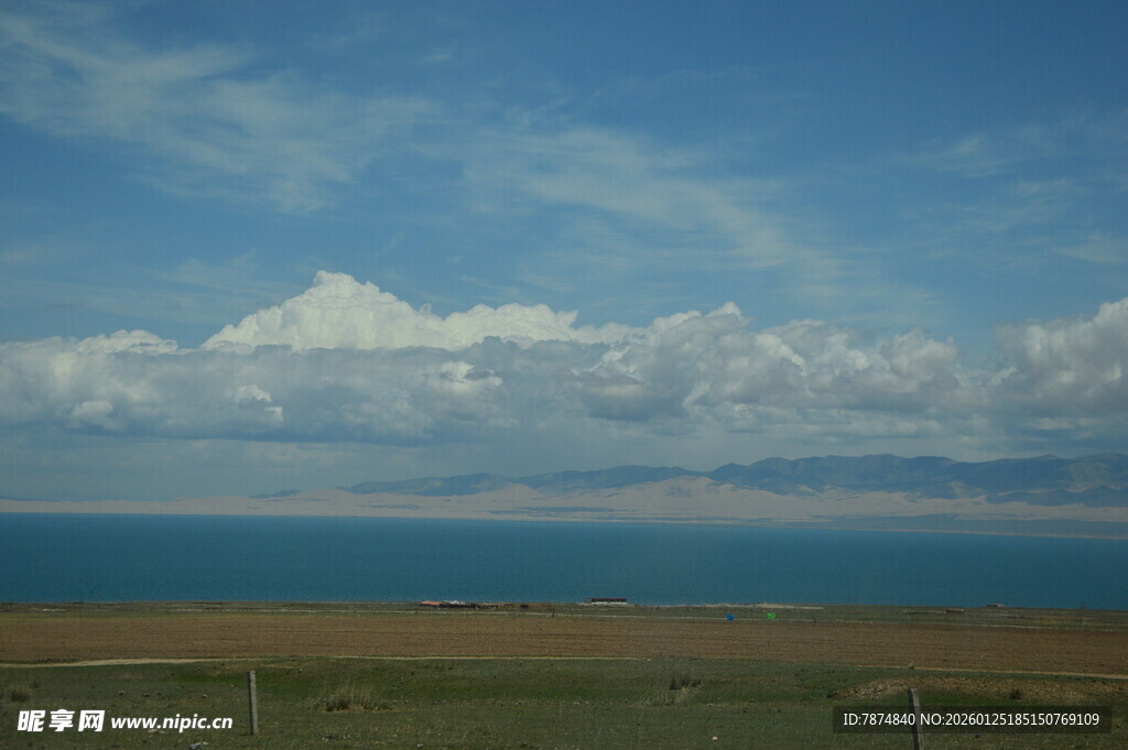 蓝天碧水间的壮美湖景