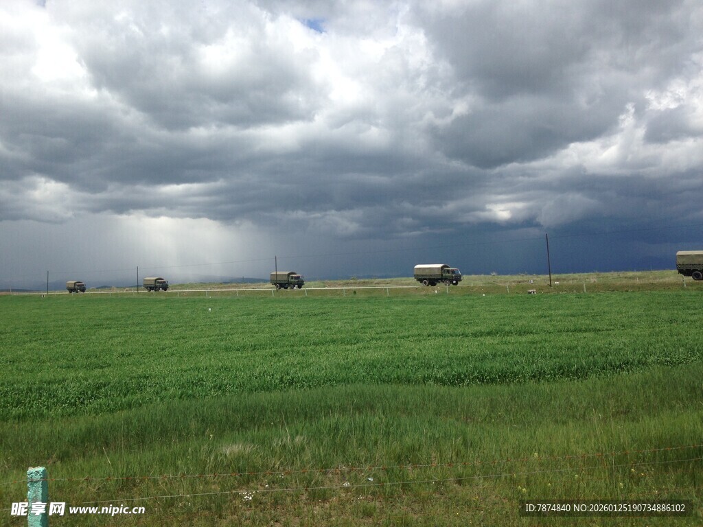 草原上的乌云与农机作业