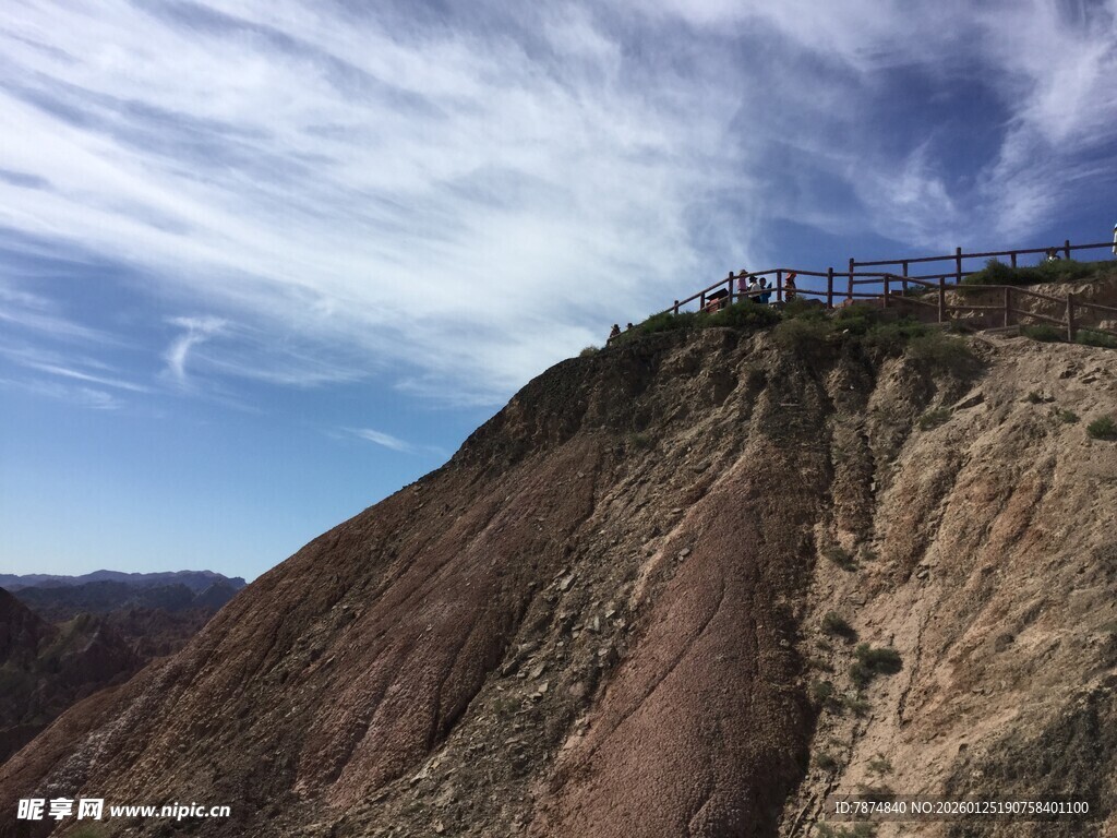 壮丽山景与云端栈道