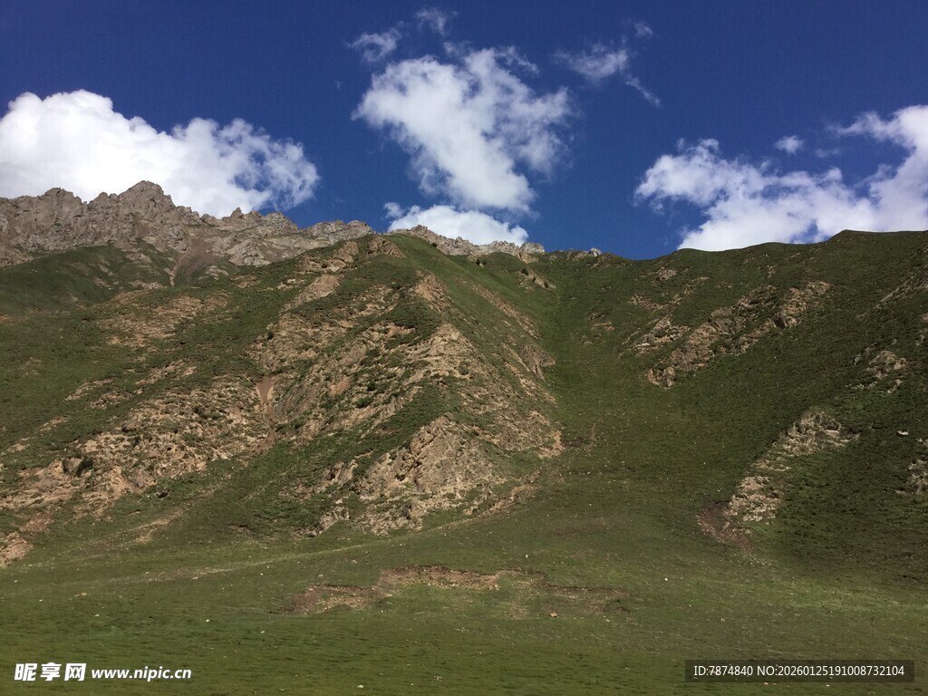 高山草原蓝天美景