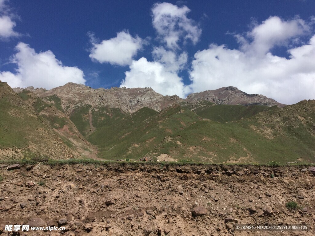 高山旷野蓝天白云美景