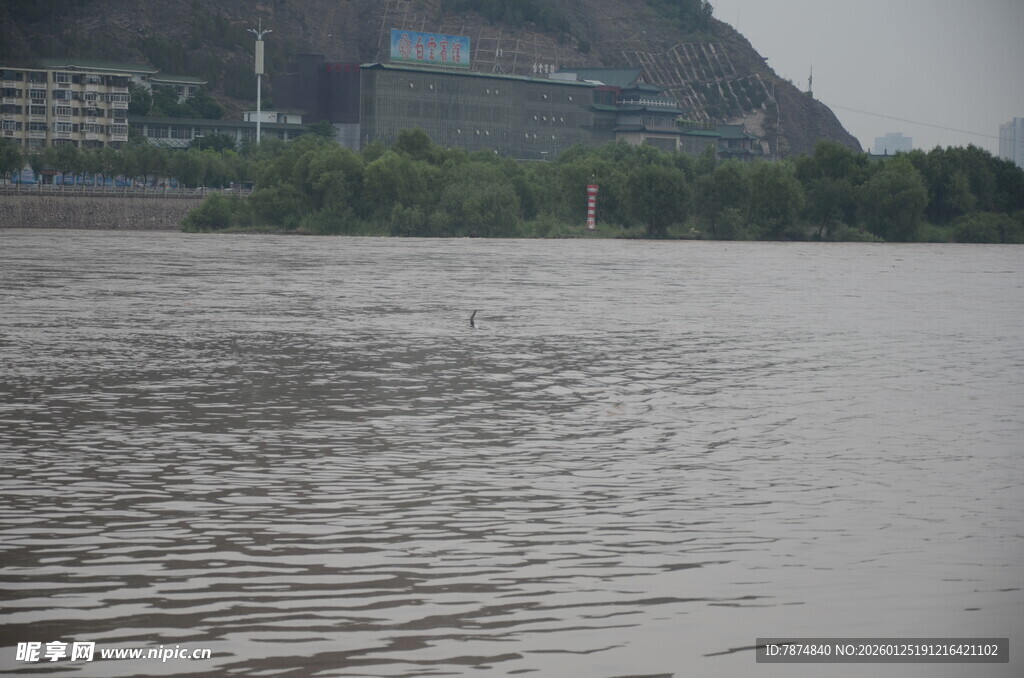宽阔江面的自然景观
