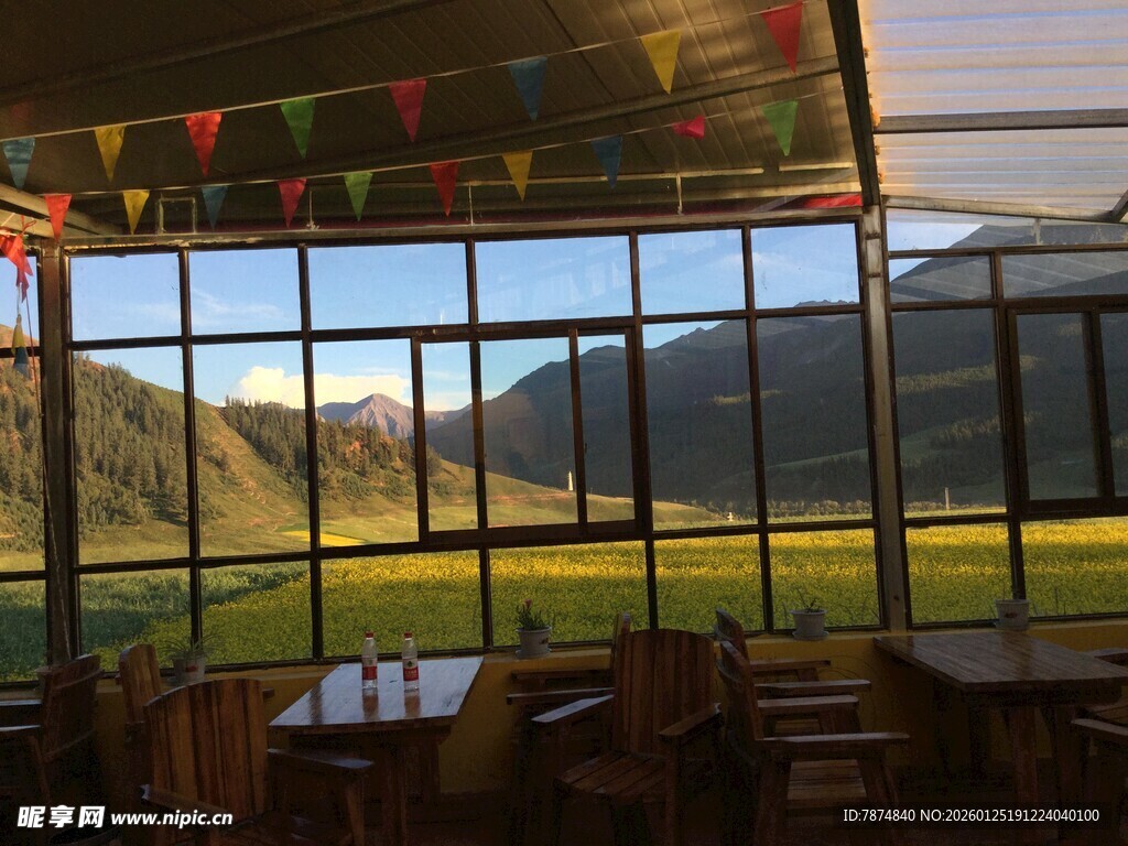 窗景如画的户外休闲餐厅