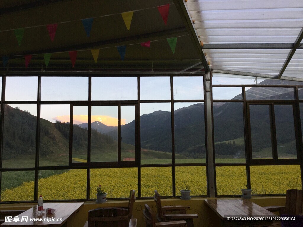 窗景中的田园风光餐厅