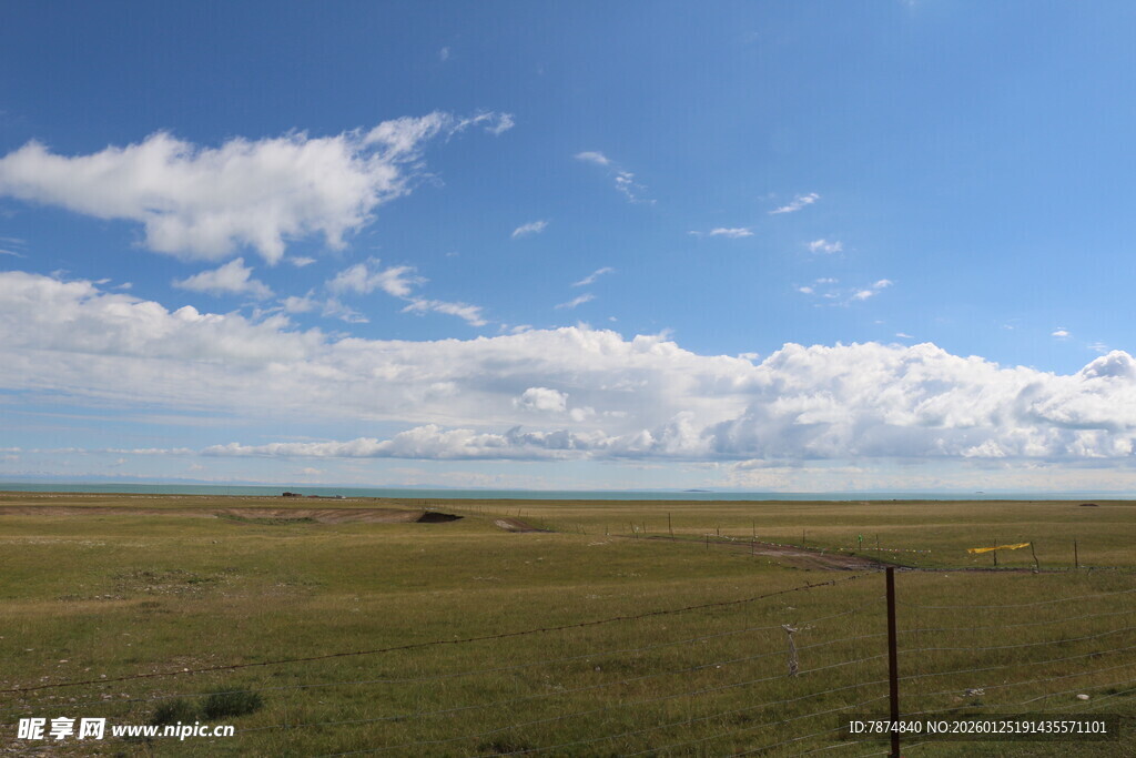 辽阔草原蓝天白云美景