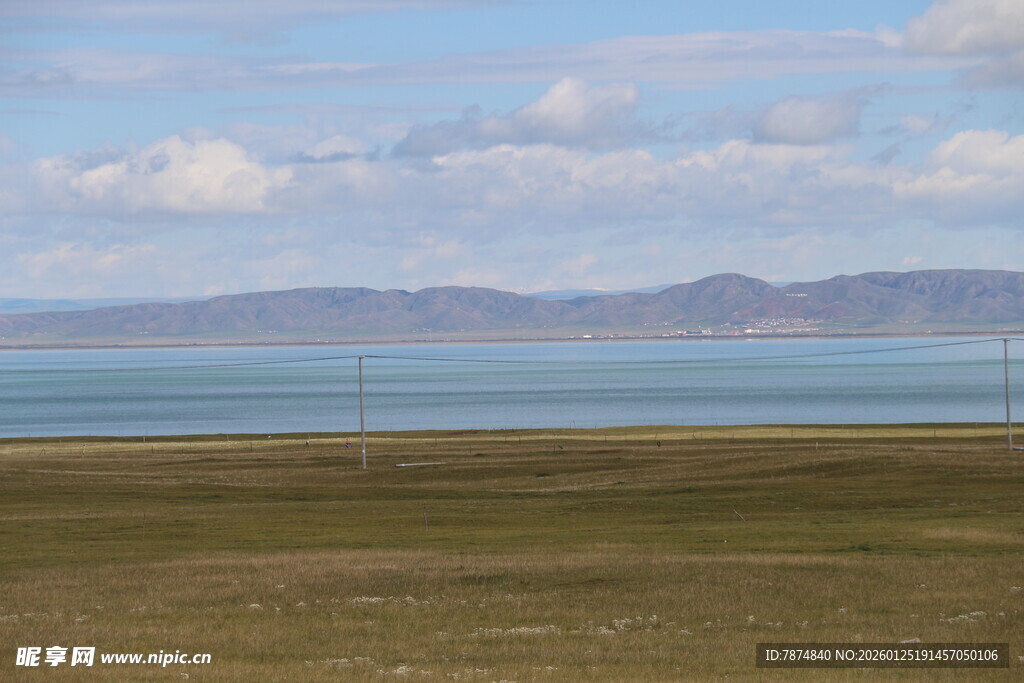 辽阔草原旁的蓝色湖泊