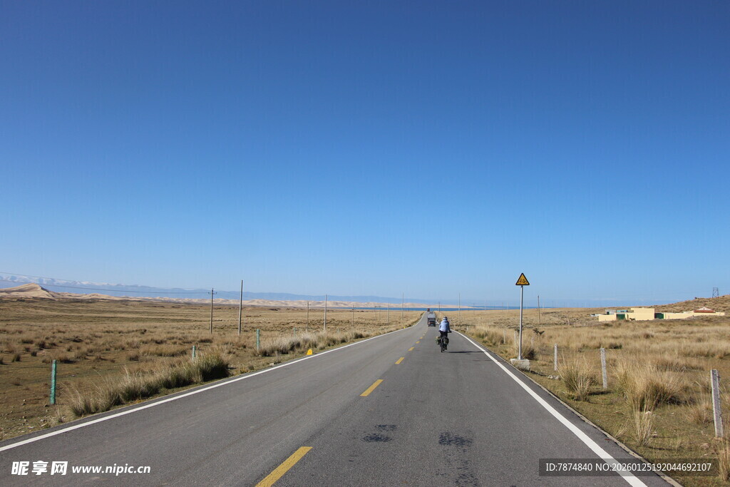 空旷公路伸向远方
