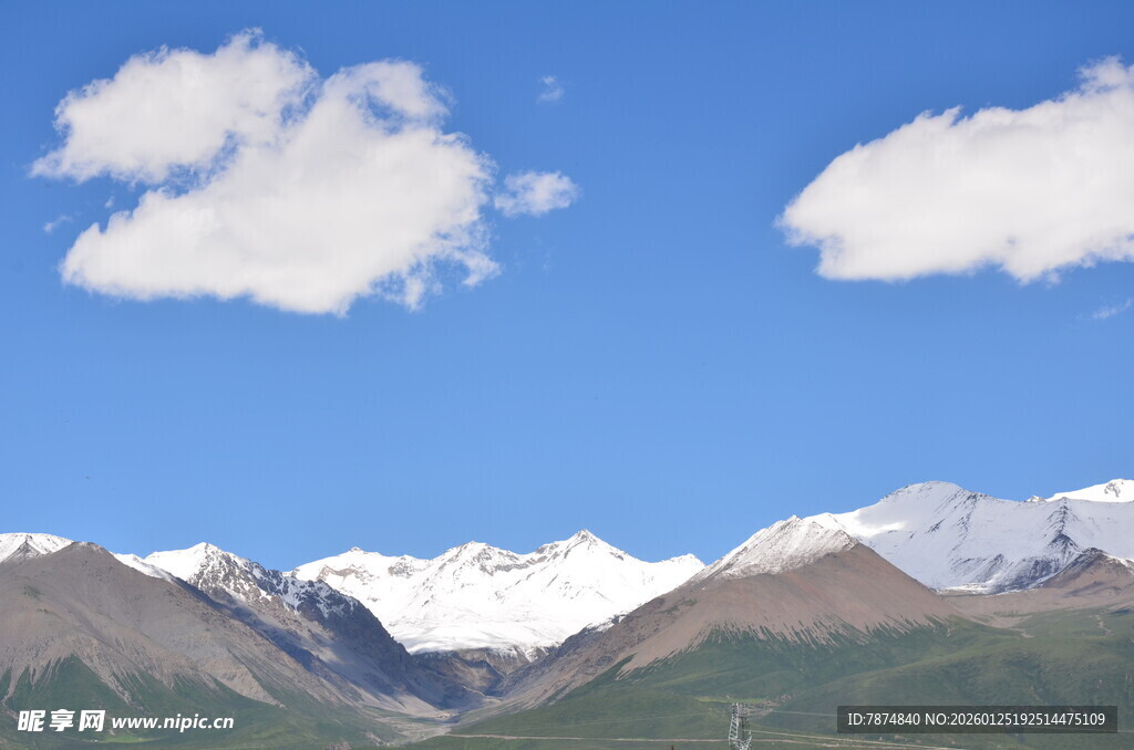 蓝天白云下的壮丽雪山