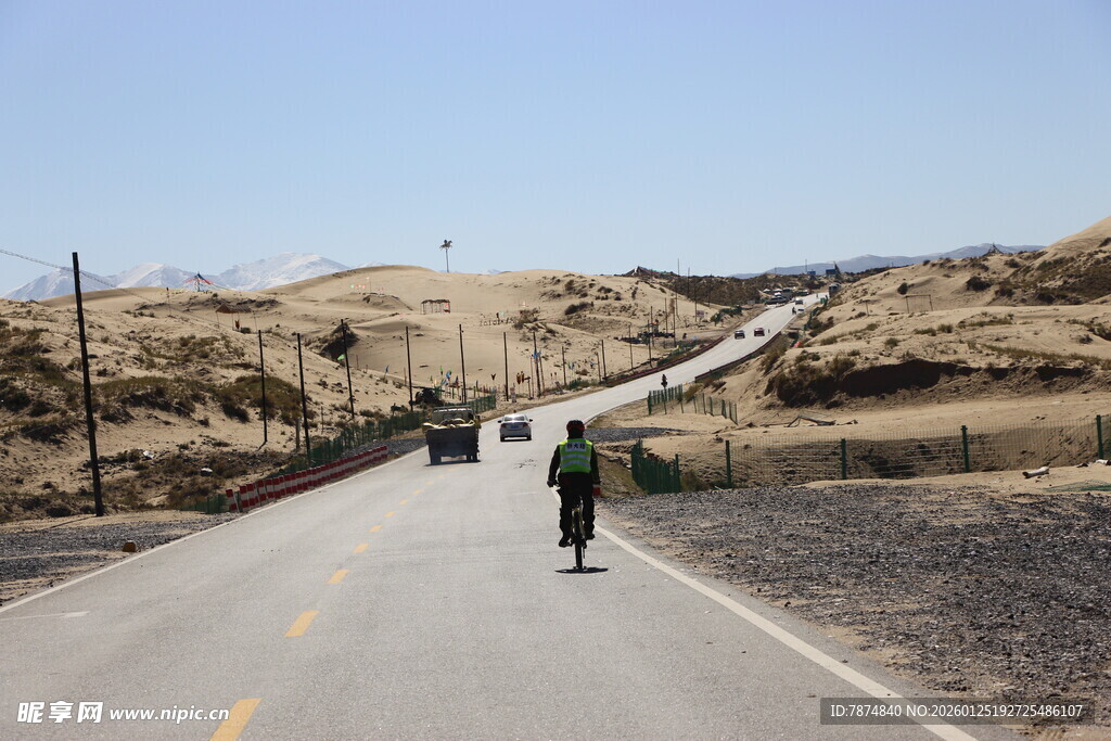一人独行于旷野公路