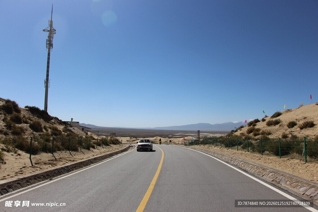 空旷公路上的行驶车辆