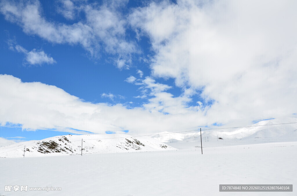 雪山蓝天美景