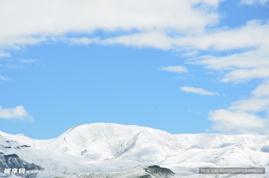 雪山蓝天美景