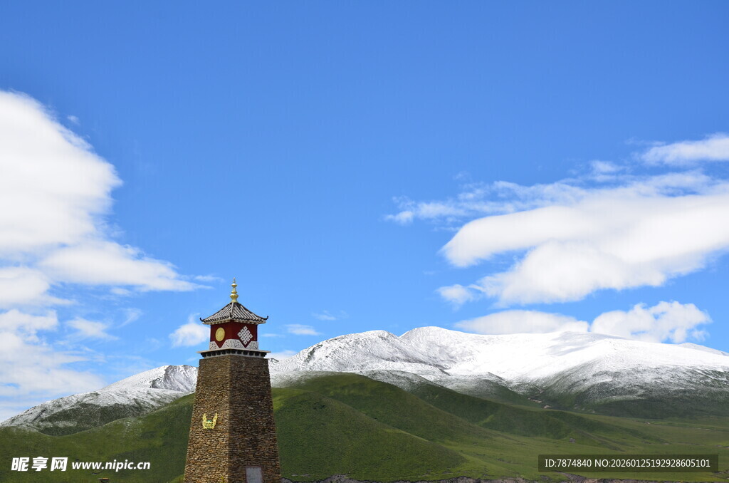 高山上的古朴塔楼