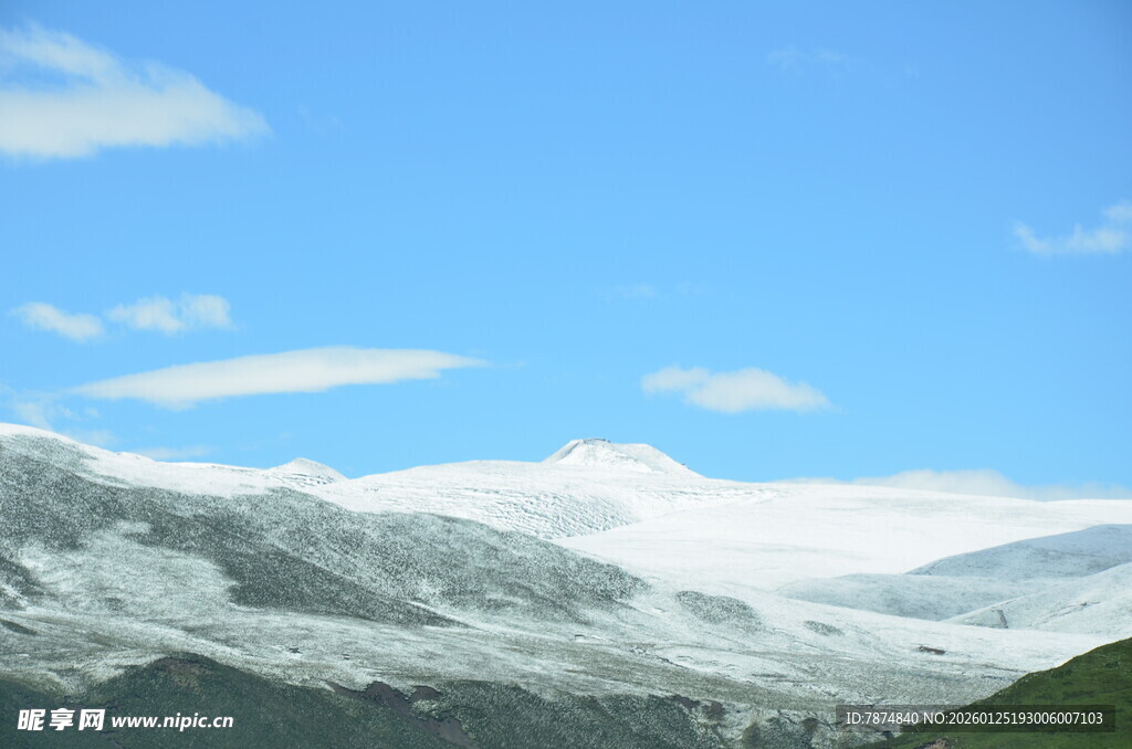 雪山蓝天美景