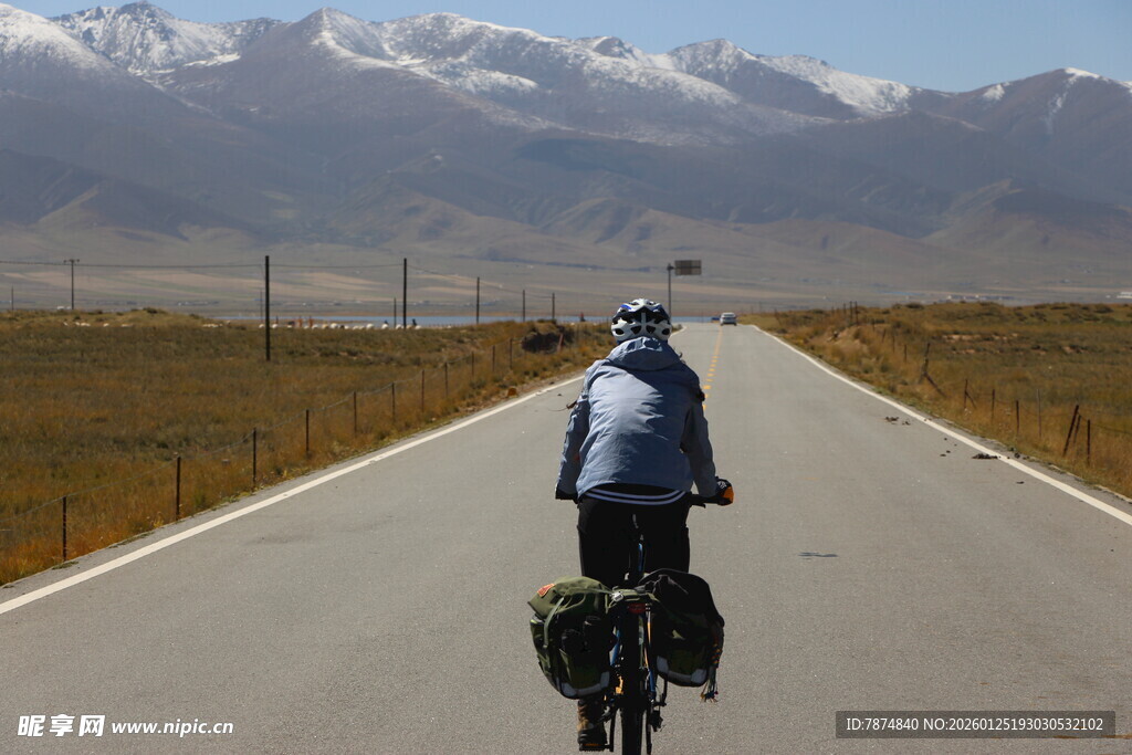 骑行者在旷野公路上前行
