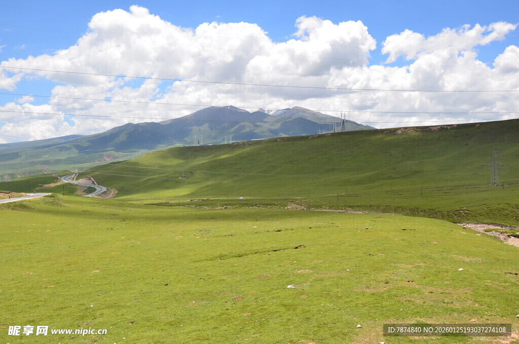 草原美景 远山与蓝天相伴
