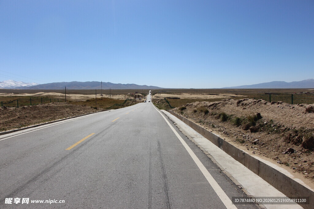 空旷公路延伸向远方