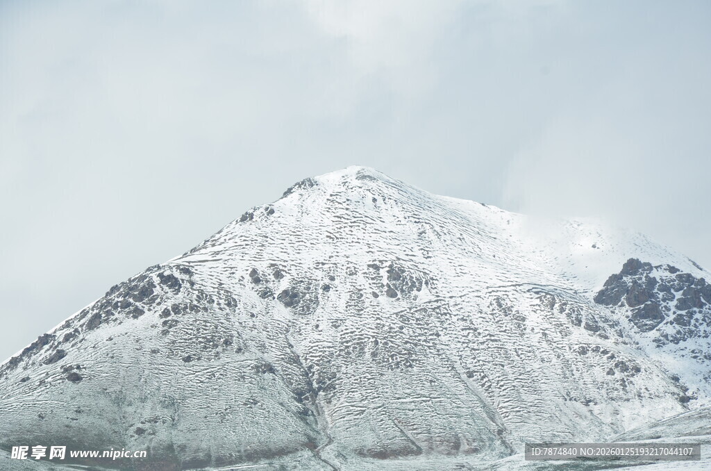 巍峨雪山壮丽景致