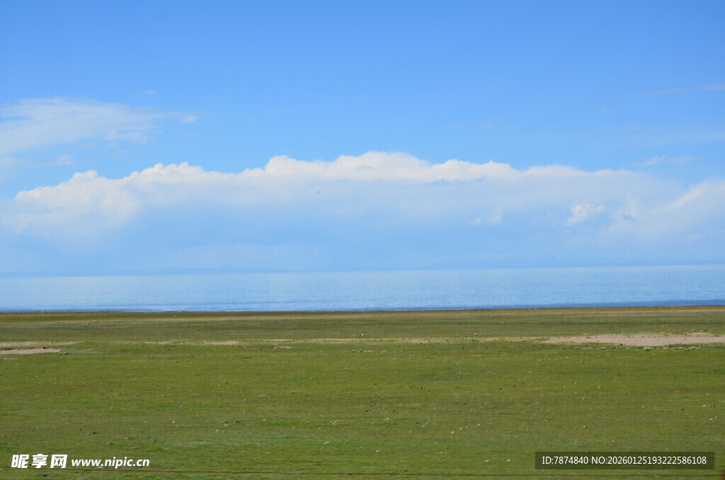 辽阔草原与蓝天白云美景