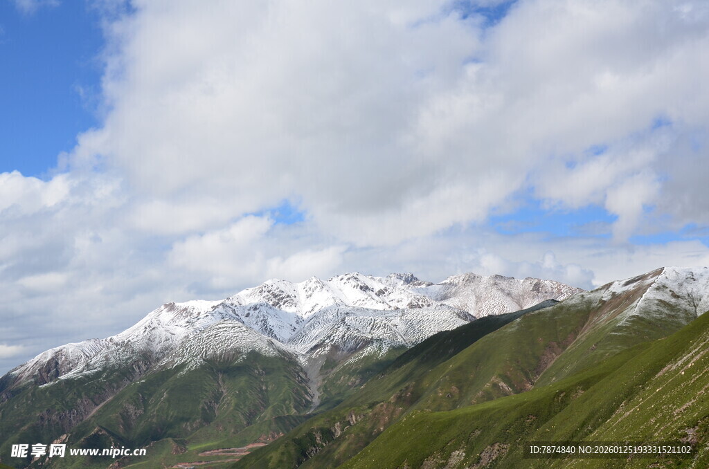 雪山与葱郁山峦美景