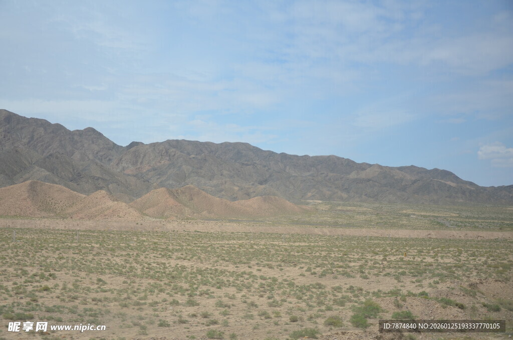 广袤荒漠与远处山峦
