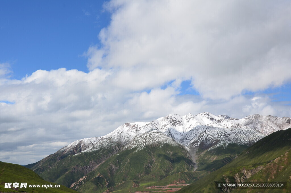 雪山与蓝天相映的美景