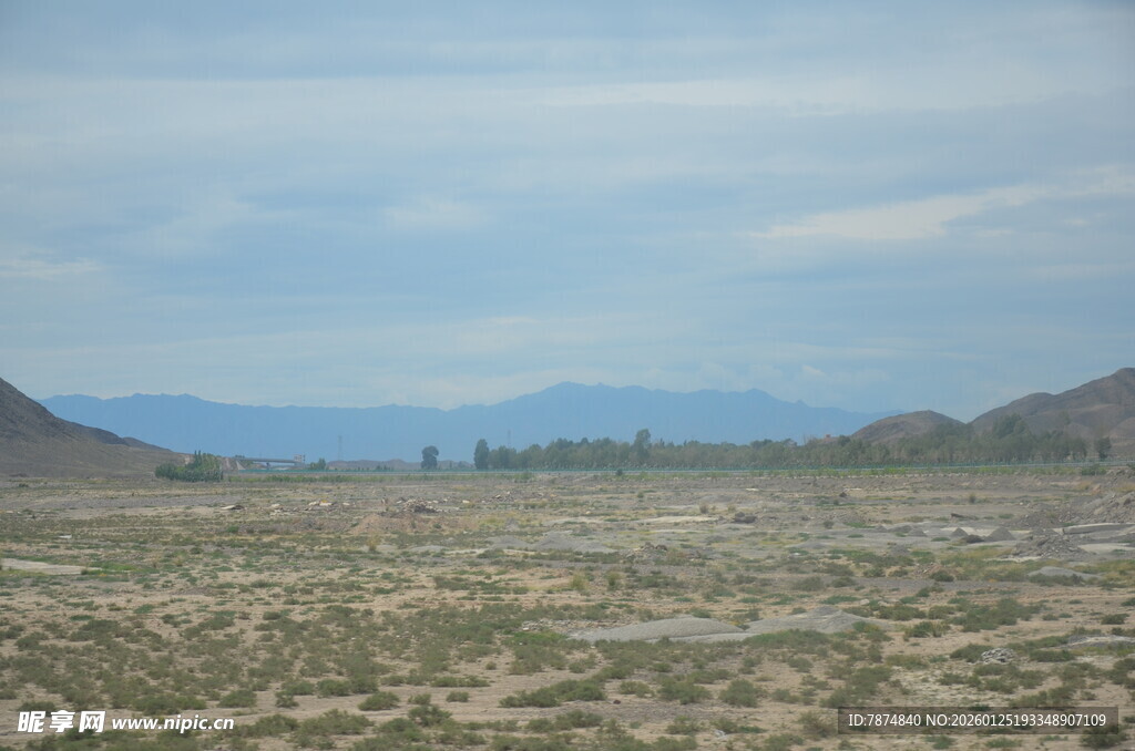 广袤荒漠与远处山峦景观