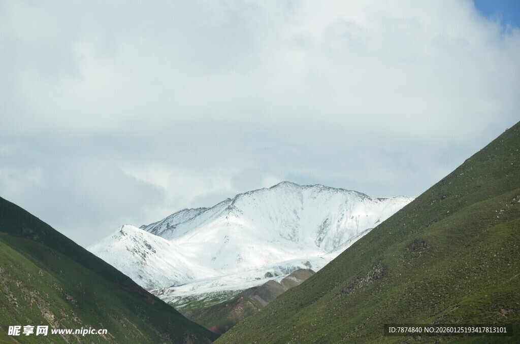 山谷间的壮丽雪山景观