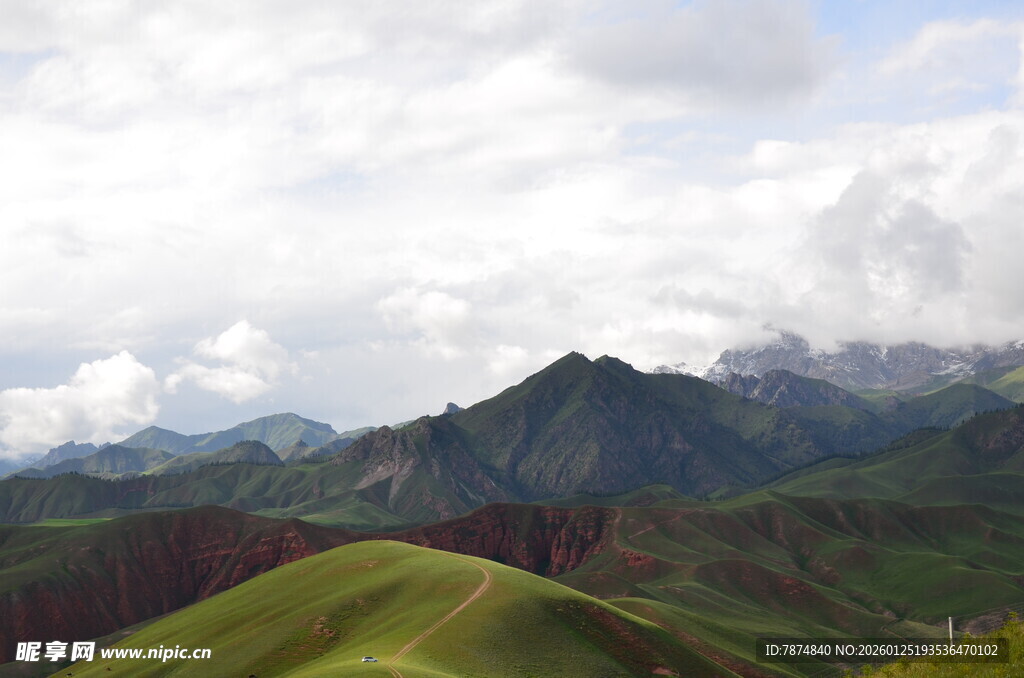 壮美山峦与云海景观