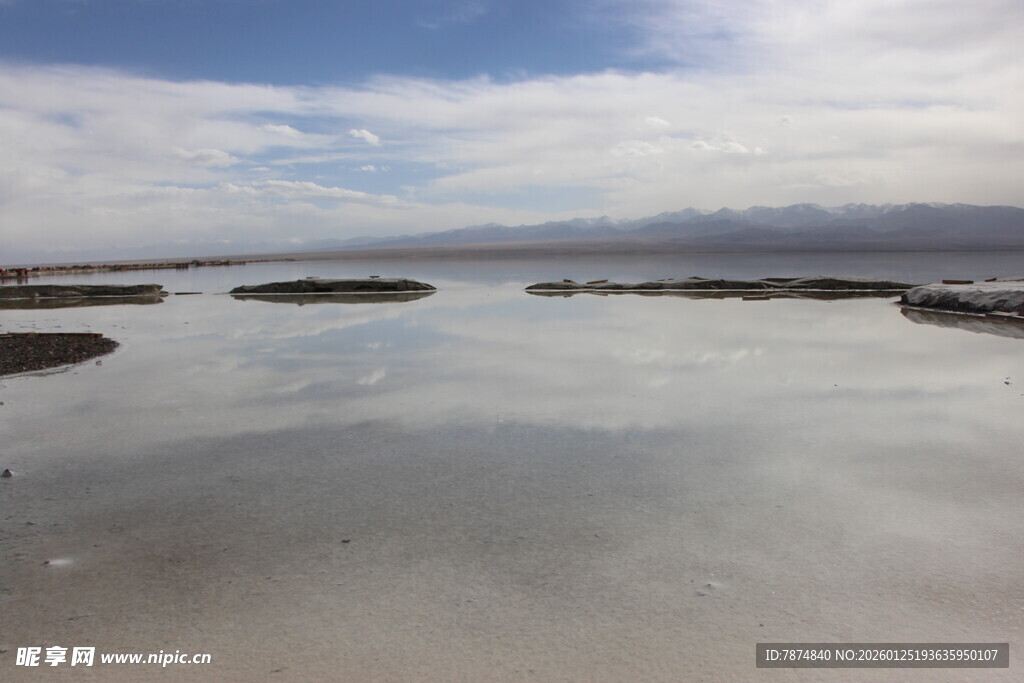 平静湖面与远处山峦风景