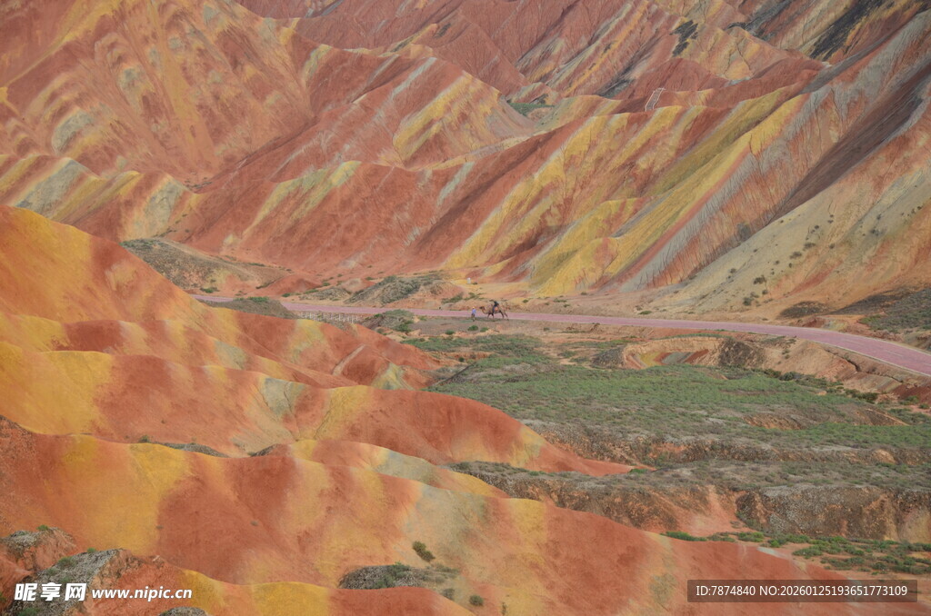 七彩斑斓的壮丽丹霞地貌