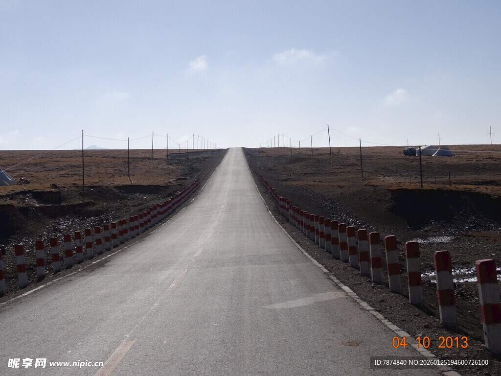 空旷公路延伸向远方