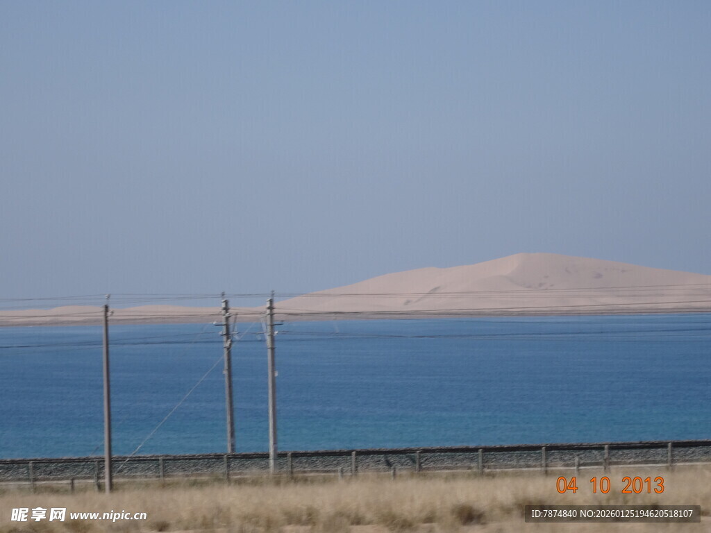 海边远景与电线杆景观