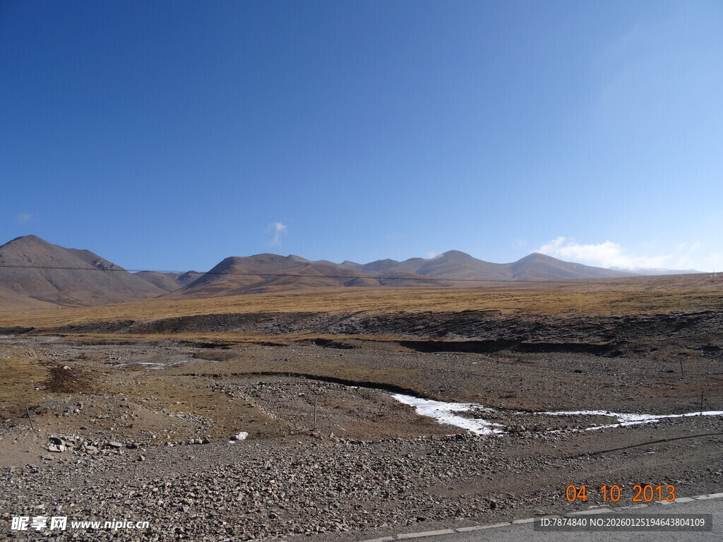 广袤荒原与远处山峦景观